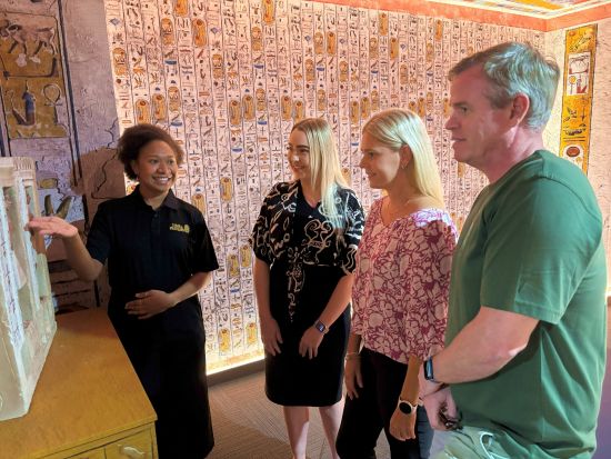 ファラオの墓（Tomb of the Pharaohs）コースディナー付きツアー　閉館後の館内を満喫！＜火～土／2or3コース／英語ガイド／ケアンズ発＞