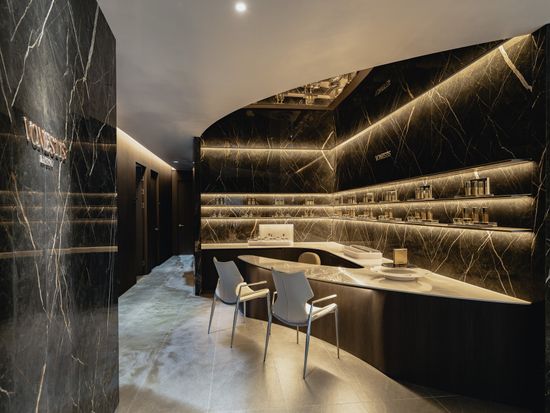 24.　スパ内部ホール１