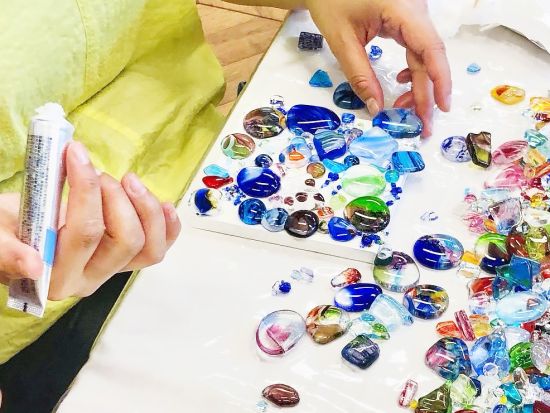 琉球ガラスカレット アートボード手作り体験 カラフルなガラスで自由に装飾！家族や友人との思い出作りにオススメに◎＜午後／約1時間／沖縄本島／国際通り＞