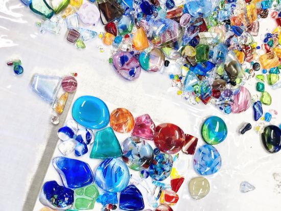 琉球ガラスカレット アートボード手作り体験 カラフルなガラスで自由に装飾！家族や友人との思い出作りにオススメに◎＜午後／約1時間／沖縄本島／国際通り＞