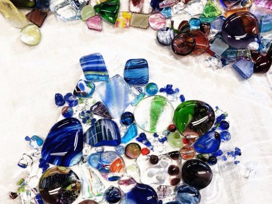 琉球ガラスカレット アートボード手作り体験 カラフルなガラスで自由に装飾！家族や友人との思い出作りにオススメに◎＜午後／約1時間／沖縄本島／国際通り＞