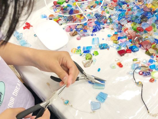 琉球ガラスカレット アクセサリー手作り体験 ピアス・キーホルダーなど選べるアイテムで思い出を作ろう◎＜午後／約1時間／沖縄本島／国際通り＞