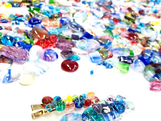 琉球ガラスカレット ヘアアクセサリー手作り体験 世界に一つだけの作品を作ろう！雨の日にもオススメ◎＜午後／約30分／沖縄本島／国際通り＞