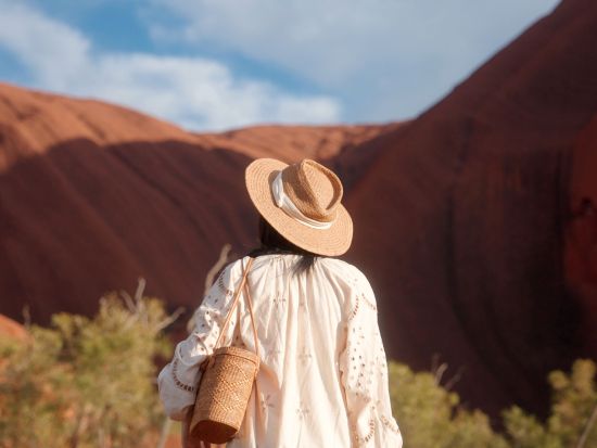 ウルル シャトルバス往復送迎 事前予約　ウルルを自由に散策！＜エアーズロックリゾート発着＞