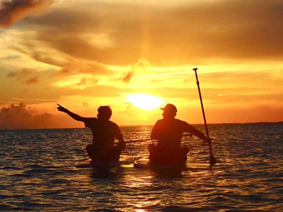 宮古島サンセットSUP or カヌーツアー！ 海と空が染まるサンセットタイムを堪能 星空ジャングルナイトツアー付プランあり＜写真データ無料／3歳～／夕方＞