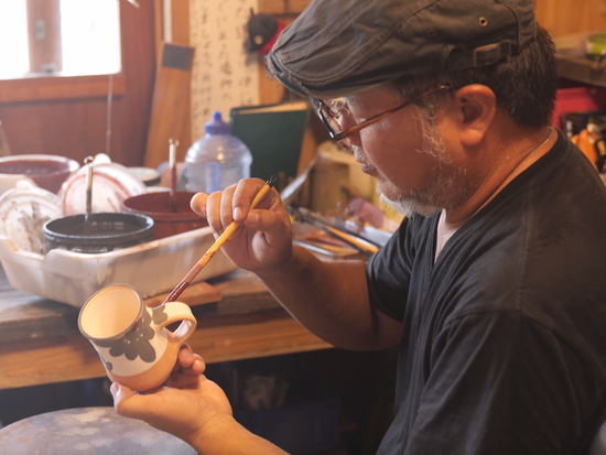 やちむんの絵付け