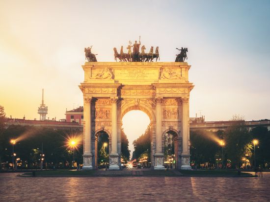 Italy_Milan_Arco della Pace_pixta_42115128_M