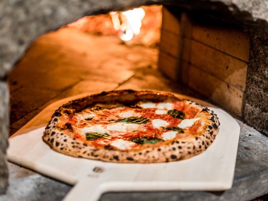Italy_food_pizza_margherita_oven_shutterstock_355605911