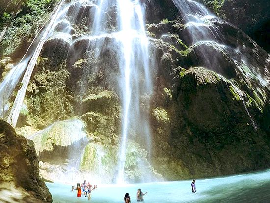 早朝出発！ジンベイザメシュノーケリング＆マイナスイオンのツマログ滝ツアー／当日写真データ送付＜映える限定リゾート入場可／日本語ガイド／送迎有＞