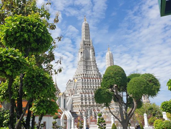 【早朝到着の方向け】ドンムアン空港orスワンナプーム空港お迎え+ジョークプリンス朝食＋寺院巡り＋タイマッサージ by JTB