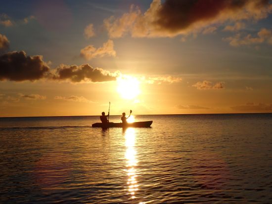 貸切サンセットカヤックツアー 石垣島の海を水上散歩 オレンジ色に染まる海を眺めながら特別体験＜2時間／写真データ無料／石垣島＞