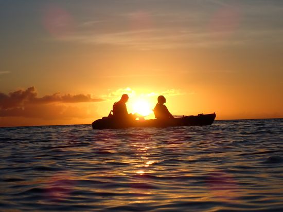 貸切サンセットカヤックツアー 石垣島の海を水上散歩 オレンジ色に染まる海を眺めながら特別体験＜2時間／写真データ無料／石垣島＞