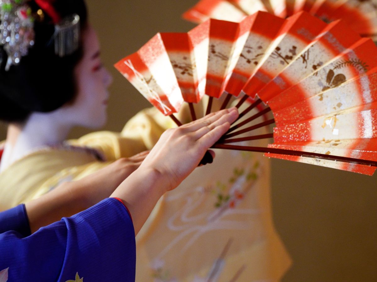 能舞台で舞妓さんの舞 — 地方（じかた）による三味線生演奏（2ショット