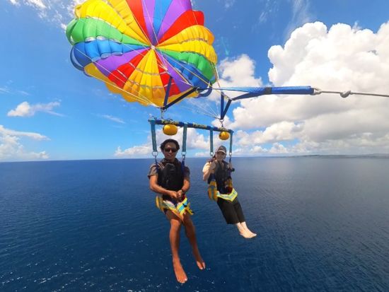 パラセーリング体験！鳥になった気分で沖縄の海を見下ろすフライト体験 高さも選べる100m / 150m / 200m＜アメリカンビレッジ出航／本島中部 北谷＞