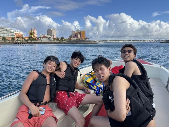 パラセーリング体験！鳥になった気分で沖縄の海を見下ろすフライト体験 高さも選べる100m / 150m / 200m＜アメリカンビレッジ出航／本島中部 北谷＞