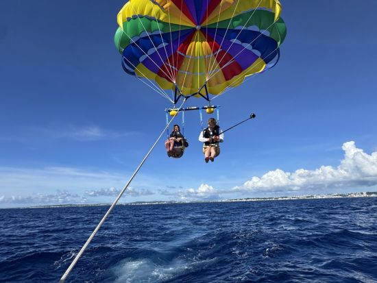 パラセーリング体験！鳥になった気分で沖縄の海を見下ろすフライト体験 高さも選べる100m / 150m / 200m＜アメリカンビレッジ出航／本島中部 北谷＞