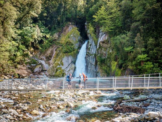 MT_Giant Gate waterfall from new swingbridge