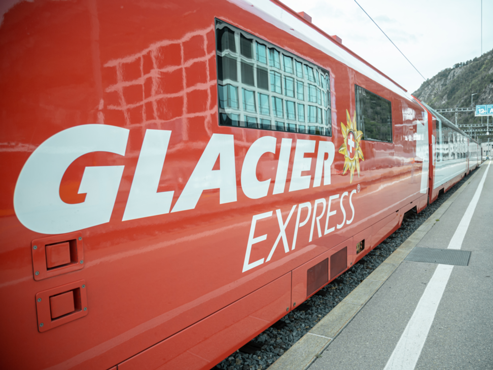 アルプス縦断スイス氷河特急の旅 車窓に白銀の絶景が連続！スイスの