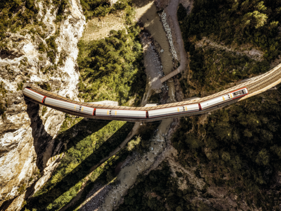 【周遊パッケージ】パノラマ列車「ベルニナ・エクスプレス」で行く アルプス2泊3日の旅＜2月～11月／朝食付／サン・モリッツ発ルガーノ着＞