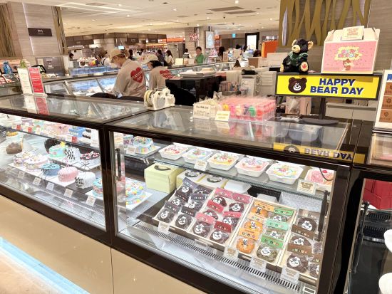 「ハッピーベアデ―」のデコレーションケーキ予約代行サービス　推し活・誕生日・記念日に最適なカラフルで可愛いケーキ＜3種類から選べる／ロッテデパート明洞本店＞