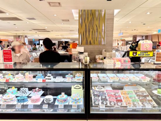 「ハッピーベアデ―」のデコレーションケーキ予約代行サービス　推し活・誕生日・記念日に最適なカラフルで可愛いケーキ＜3種類から選べる／ロッテデパート明洞本店＞