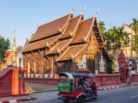 トゥクトゥクで行くチェンマイ寺院観光ツアー　チェンマイ旧市街散策と銀の寺院をめぐる半日＜午前or午後／英語ガイド＞