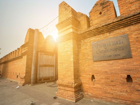 トゥクトゥクで行くチェンマイ寺院観光ツアー　チェンマイ旧市街散策と銀の寺院をめぐる半日＜午前or午後／英語ガイド＞