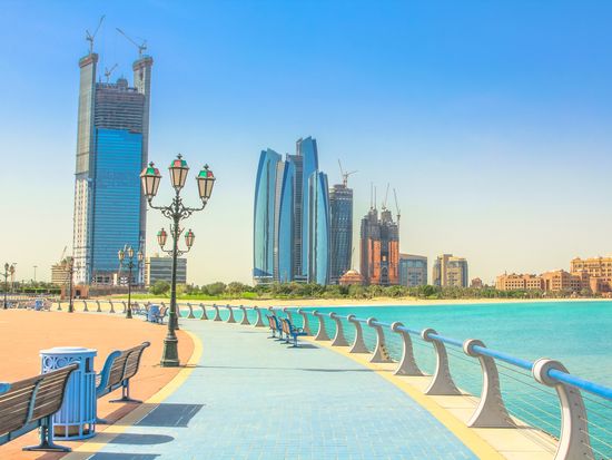 UAE_Abu Dhabi_Corniche_shutterstock_569301505