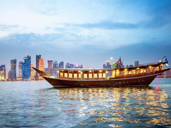 ダウ船クルーズ　伝統的な木造船で楽しむドーハ湾の夜景！往復送迎オプションも申し込み可能＜ドーハ発＞