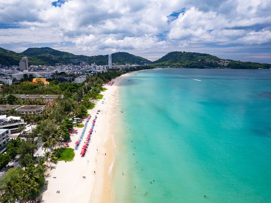 Thailand_Phuket_Patong_Bay_pixta_90410951_M