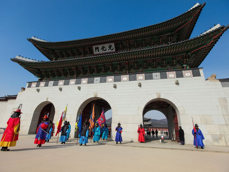 Korea_Seoul_Gyeongbokgung_Gwanghwamun_光化門_Guards_shutterstock_639191542