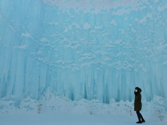 【全日程催行決定】札幌発日帰りバスツアー 支笏湖氷濤まつり 日中と夜の絶景を満喫するひととき＜札幌発着＞ by クラブツーリズム