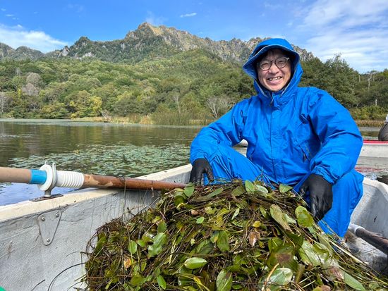 鏡池水草取り