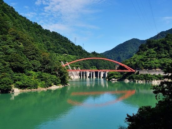 黒部峡谷トロッコ電車 お得な切符 四季折々の絶景を満喫＜宇奈月駅～猫又駅間の往復／約120分＞