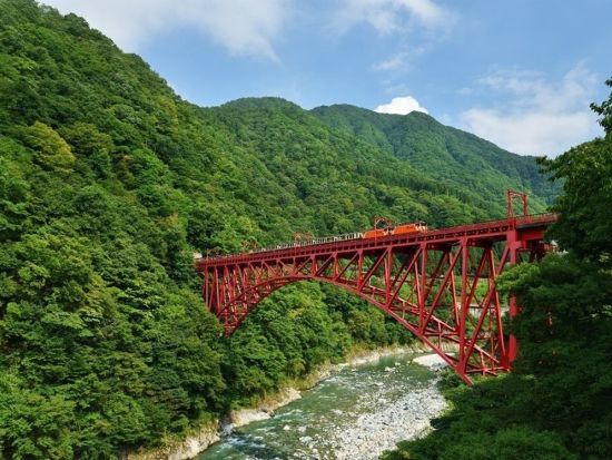 黒部峡谷トロッコ電車 お得な切符 四季折々の絶景を満喫＜宇奈月駅～猫又駅間の往復／約120分＞