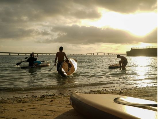 サンセットSUP 感動の夕景を海上で満喫！レクチャー付きで安心 初心者OKのサンセットSUP体験ツアー＜写真サービス付き／約2時間／宮古島＞
