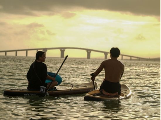 サンセットSUP 感動の夕景を海上で満喫！レクチャー付きで安心 初心者OKのサンセットSUP体験ツアー＜写真サービス付き／約2時間／宮古島＞