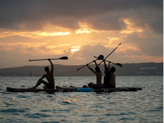 サンセットSUP 感動の夕景を海上で満喫！レクチャー付きで安心 初心者OKのサンセットSUP体験ツアー＜写真サービス付き／約2時間／宮古島＞