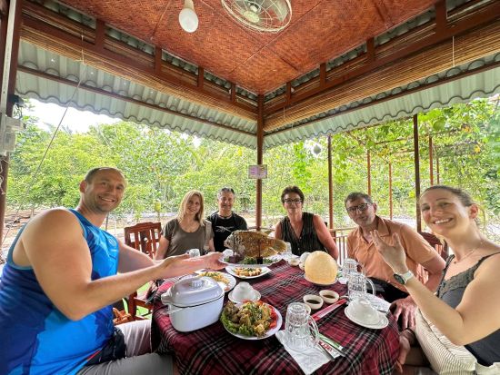 メコン川クルーズ＆永長寺観光ツアー　ミトー定番スポットを巡る！ベンタイン市場解散OK　高級車プランあり＜象耳魚の昼食／英語ガイド＞