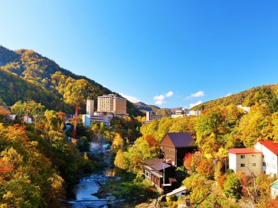 札幌発日帰りバスツアー 定山渓を満喫する旅 じょうてつバスフリーパス＆特典付き（2025年10月10日～2026年2月22日）＜1日／札幌駅・すすきの発着＞