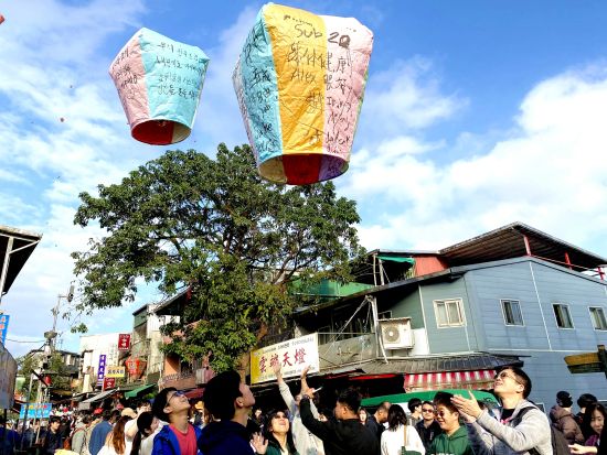 【2025年12月31日限定！】夜の九份＆十分天燈上げツアー　饒河街夜市散策＋台北101「カウントダウン2026」を自由に楽しめるプラン＜日本語ガイド＞