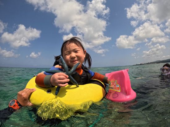 マリブの大冒険【シーカヤックツアー】 オキナワンブルーの全てを味わいつくそう！青の洞窟周辺をめぐる秘境探検ツアー＜約3時間／貸切／本島中部 恩納村＞