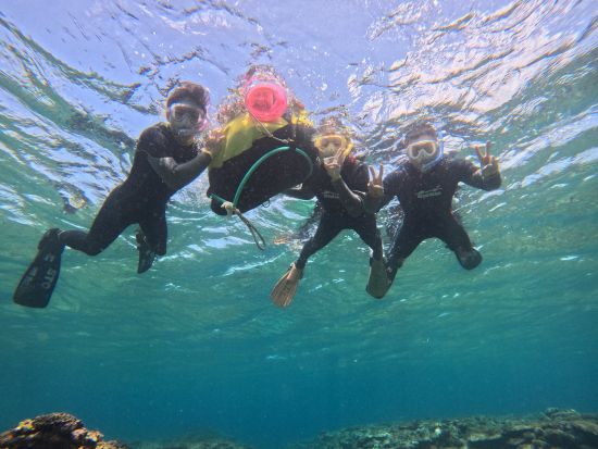 マリブの大冒険【シーカヤックツアー】 オキナワンブルーの全てを味わいつくそう！青の洞窟周辺をめぐる秘境探検ツアー＜約3時間／貸切／本島中部 恩納村＞