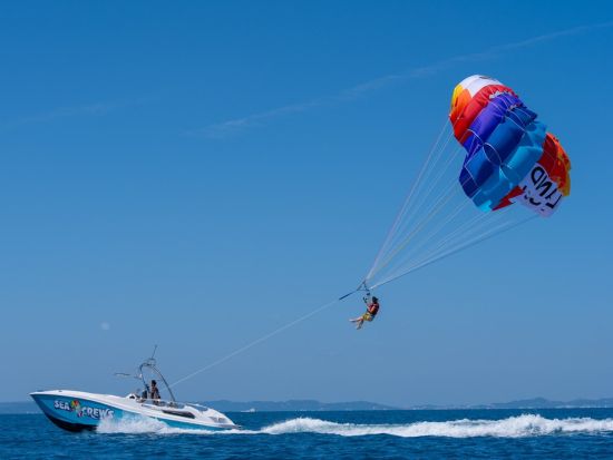 津堅島絶景パラセーリング＋マリンアクテビティ体験 食・海・空を1日で大満喫◎楽しい思い出をたくさん作ろう！＜GoPro無料レンタル付／約7時間／6歳～／津堅島＞