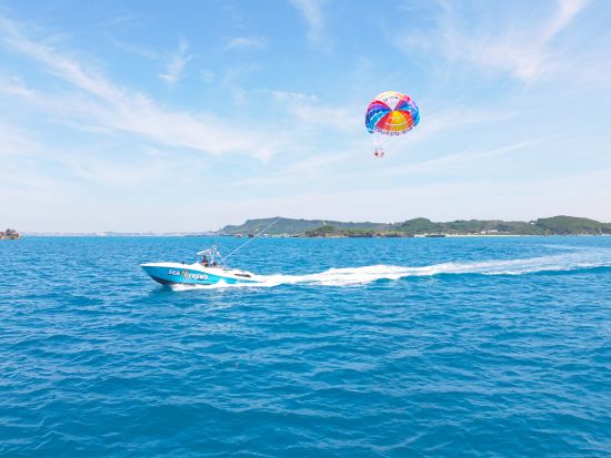 【貸切】津堅島絶景パラセーリング体験 空も海も満喫！時間内乗り放題&貸切クルーズで楽しむ贅沢体験＜GoPro無料レンタル付／約1時間半／6歳～／津堅島＞