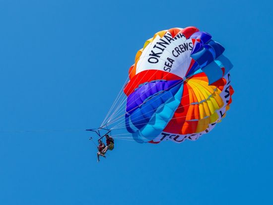 【貸切】津堅島絶景パラセーリング体験 空も海も満喫！時間内乗り放題&貸切クルーズで楽しむ贅沢体験＜GoPro無料レンタル付／約1時間半／6歳～／津堅島＞