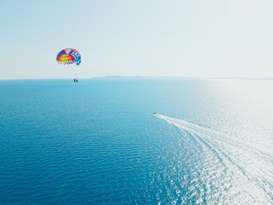 【貸切】津堅島絶景パラセーリング体験 空も海も満喫！時間内乗り放題&貸切クルーズで楽しむ贅沢体験＜GoPro無料レンタル付／約1時間半／6歳～／津堅島＞