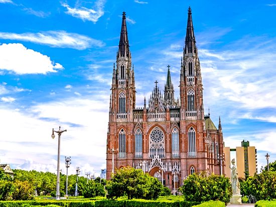 Argentina_Cathedral of La Plata_pixta_75609575_M