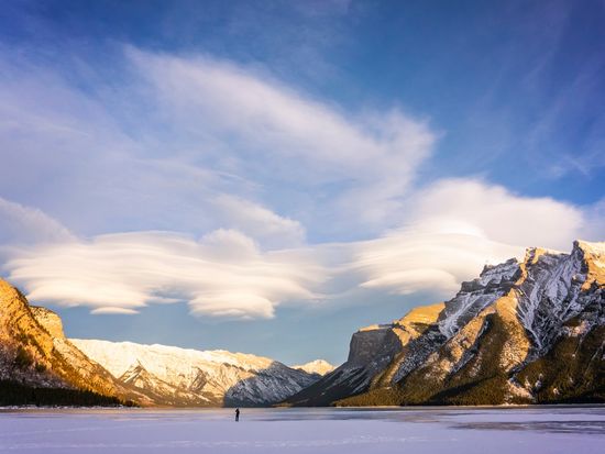Banff_Minnewanka lake_shutterstock_1284340987