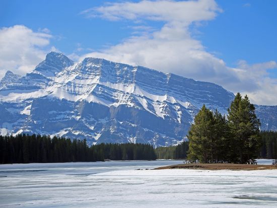 shutterstock_Two Jack Lake_Banff_1127136965